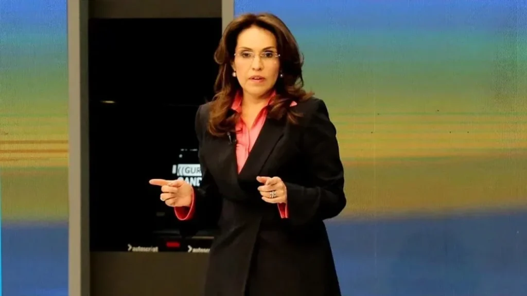 Viviane Morales durante una intervención, con chaqueta negra y camisa rosada.